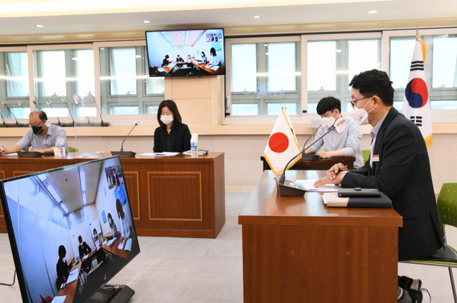 영주시와 일본 후지노미야시 관계 공무원들이 온라인 실무회의를 하고 있다. 영주시 제공