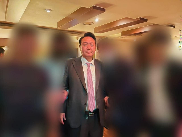 열림공감TV가 윤석열 대통령이 지난 13일 밤 늦은 시간까지 술을 마신 뒤 만취한 모습이라며 공개한 사진. 국민의힘 측은 해당 사진을 함께 공개하며 조작을 주장하고 있다. 박민영 대변인 페이스북