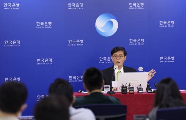 이창용 한국은행 총재가 26일 서울 중구 한국은행 브리핑실에서 이날 열린 금융통화위원회(금통위) 정례회의 결과에 대해 설명을 마친 뒤 취재진의 질문에 답하고 있다. 금통위는 이날 회의에서 기존 1.50%였던 기준금리를 연 1.75%로 0.25% 포인트 인상했다. 연합뉴스