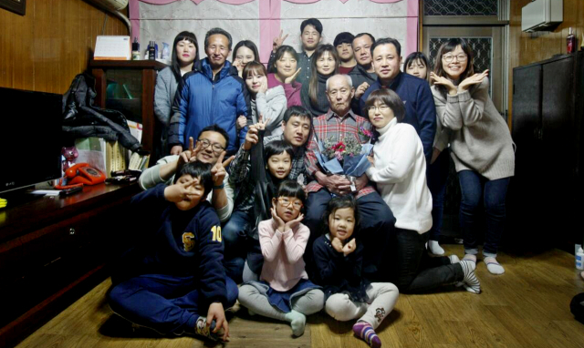 2017년 시아버지인 고 장병목 씨의 80세 생일 때 모인 가족들. 가족 제공.