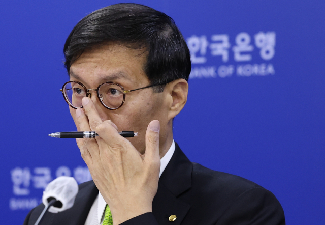이창용 한국은행 총재가 26일 서울 중구 한국은행 브리핑실에서 이날 열린 금융통화위원회 회의 결과에 대해 설명을 마친 뒤 취재진의 질문을 들으며 생각에 잠겨 있다. 연합뉴스