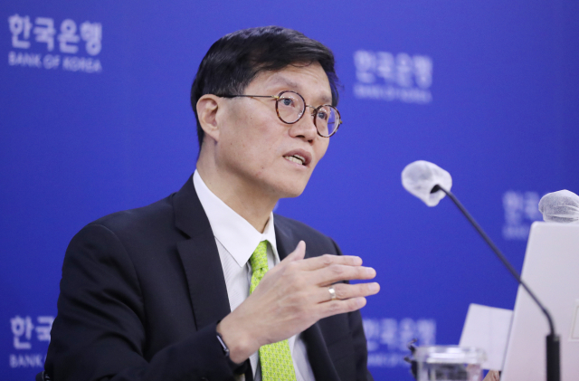 이창용 한국은행 총재가 26일 서울 중구 한국은행 브리핑실에서 이날 열린 금융통화위원회(금통위) 통화정책방향회의 결과와 관련해 설명하고 있다. 금통위는 이날 회의에서 기존 1.50%였던 기준금리를 연 1.75%로 0.25% 포인트 인상했다. 한국은행의 기준금리가 두 달 연속 인상된 건 약 15년만이다. 연합뉴스