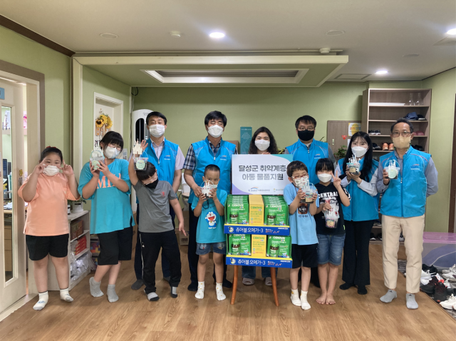 한국수자원공사 낙동강보관리단이 25일 대구 달성군 취약계층 아동을 위한 물품을 전달하며 기념촬영을 하고 있다. 한국수자원공사 제공