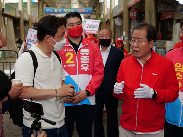 홍준표 국민의힘 대구시장 후보는 25일 오후 대구 북구 팔달시장을 방문, 시장 상인을 만나 현장의 애로를 듣는 한편 전통시장 현황을 살폈다. 사진은 팔달시장 유세에 동행한 매일신문 홍준표 기자와 인터뷰 하는 모습. 2022.5.26. 홍준표 후보 측 제공