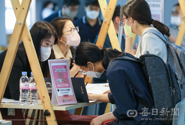 일상회복세에 힘입어 대학가 취업 관련 행사가 활기를 띠고 있다. 26일 경산시 경일대학교 학술정보원에서 열린