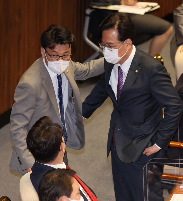 국민의힘 권성동 원내대표가 20일 국회 본회의에서 더불어민주당 진성준 원내수석부대표, 국민의힘 송언석 원내수석부대표와 대화하고 있다. 연합뉴스