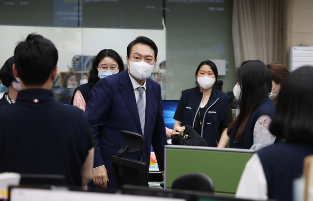 윤석열 대통령이 26일 오후 충북 청주시 흥덕구 오송읍 질병관리청 긴급상황센터 내 긴급상황실을 방문, 직원들을 격려하고 있다. 연합뉴스