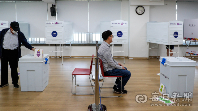 제8회 전국동시지방선거 사전투표 첫날인 27일 오전 대구 달서구 죽전동행정복지센터 투표소에서 유권자가 투표를 하고 있다. 우태욱 기자 woo@imaeil.com