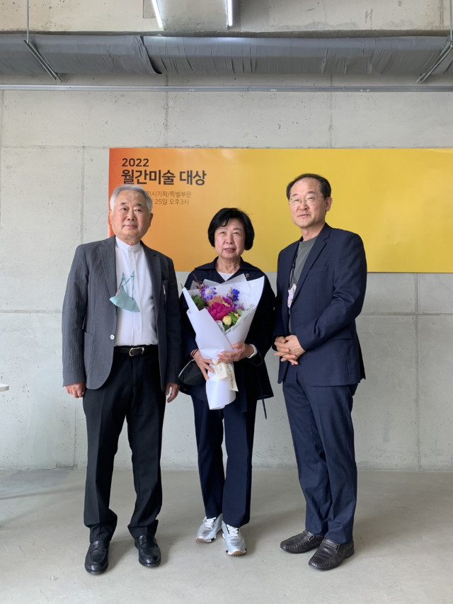 지난 25일 서울 은평구 사비나미술관에서 열린 월간미술대상 시상식에서 윤순영(가운데) 박동준기념사업회 이사장이 김태호(왼쪽) 작가, 이기영(오른쪽) 월간미술 대표와 기념촬영을 하고 있다. 박동준기념사업회 제공