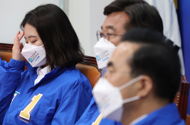더불어민주당 윤호중 박지현 상임선대위원장과 박홍근 공동선대위원장이 25일 오전 서울 여의도 국회에서 열린 국정균형과 민생안정을 위한 선대위 합동회의에 참석해 자리에 앉아 있다. 연합뉴스