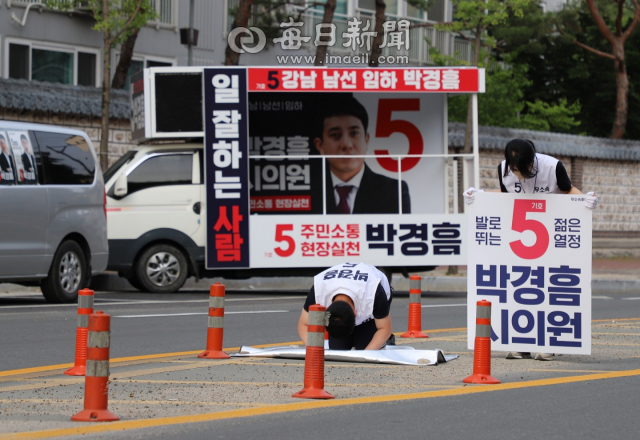 지난 23일 안동시 정하동 한 대로에서 이 지역 마선거구 시의원에 출마한 박경흠 후보가 퇴근 차량에 큰 절을 올리고 있다. 전종훈 기자