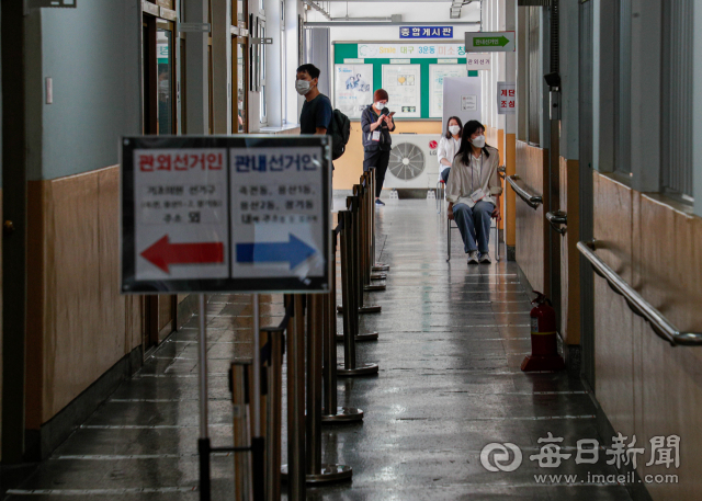 제8회 전국동시지방선거 사전투표 첫날인 27일 오전 대구 달서구 죽전동행정복지센터 투표소가 지난 대선 때와는 달리 한산한 모습이다. 우태욱 기자 woo@imaeil.com