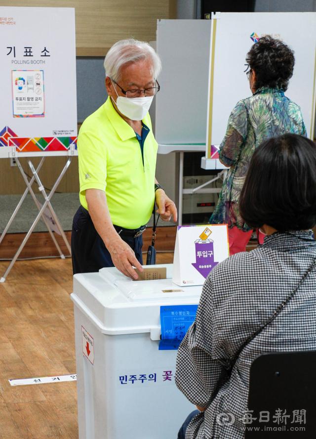 제8회 전국동시지방선거 사전투표 첫날인 27일 오후 대구 동구 효목2동행정복지센터 투표소에서 유권자들이 소중한 한 표를 행사하고 있다. 우태욱 기자 woo@imaeil.com