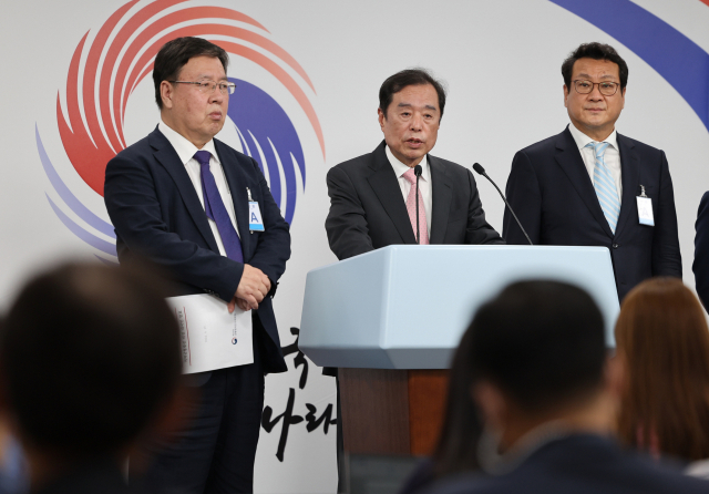 김병준 전 대통령직인수위원회 지역균형발전특위 위원장이 23일 오후 용산 대통령실 청사 오픈 라운지에서 인수위 지역균형발전특위 활동 결과와 관련해 브리핑하고 있다. 연합뉴스