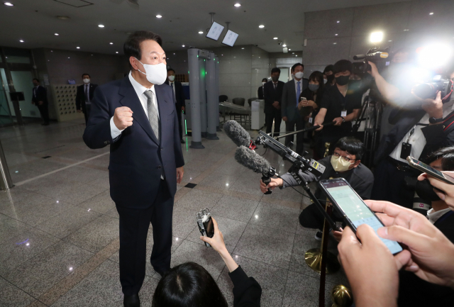윤석열 대통령이 27일 오전 용산 대통령실 청사로 출근하며 취재진 질문에 답하고 있다. 연합뉴스