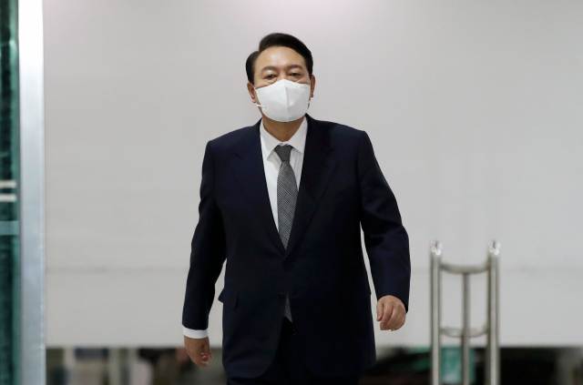 윤석열 대통령이 27일 오전 용산 대통령실 청사로 출근하고 있다. 연합뉴스