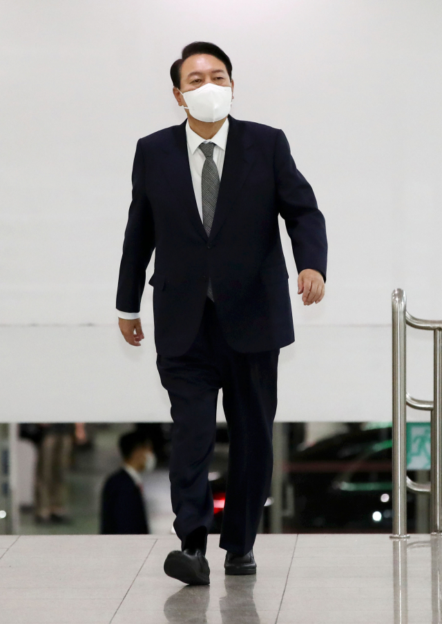 윤석열 대통령이 27일 오전 용산 대통령실 청사로 출근하고 있다. 연합뉴스