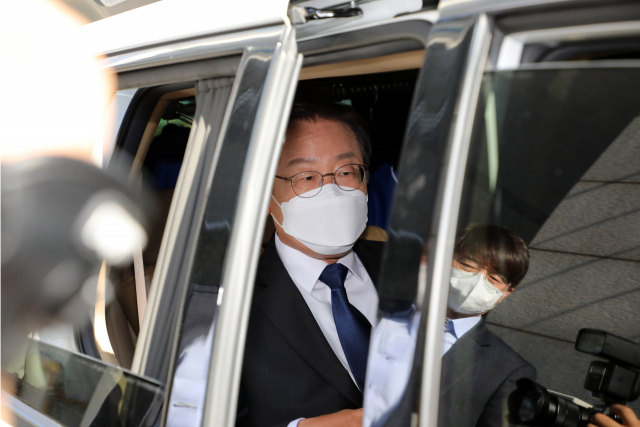 더불어민주당 이재명 인천계양을 국회의원 후보 겸 총괄선거대책위원장이 27일 오전 인천 계양구 계산4동 행정복지센터 사전투표소에서 투표한 뒤 차량에 탑승하고 있다. 기사 내용과 상관 없는 자료사진. [국내에서만 사용가능. 재배포 금지. For Use Only in the Republic of Korea. No Redistribution] [국회사진기자단] 연합뉴스