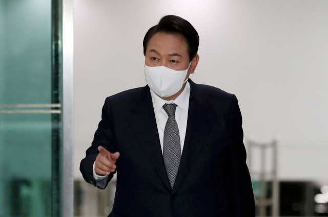 윤석열 대통령이 27일 오전 용산 대통령실 청사로 출근하고 있다. 연합뉴스