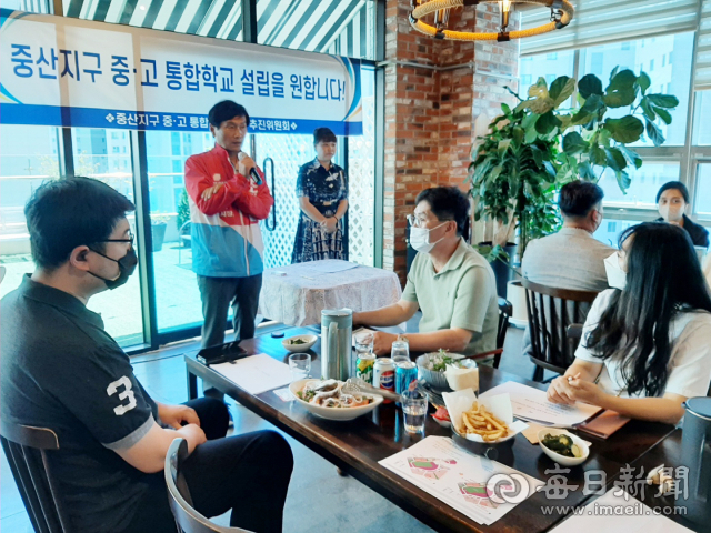 조현일 경산시장 후보가 27일 경산 중산지구 통합 중·고등학교 추진위원회 발족식에 참석해 지지를 호소하고 있다. 김진만 기자