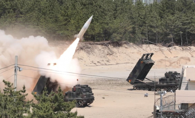 25일 합동참모본부가 이날 오전 동해상에서 한미연합 지대지 미사일 실사격 훈련을 했다고 밝혔다. 북한의 전략적 도발에 대한 한미 군 당국의 공동대응은 2017년 7월 이후 4년 10개월 만이다. 사진은 미사일 발사 모습. 연합뉴스