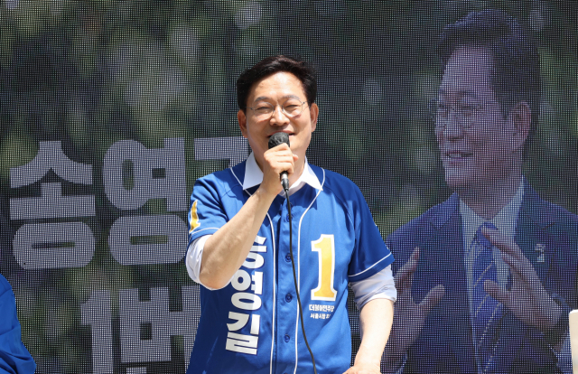 더불어민주당 송영길 서울시장 후보가 28일 오후 서울시 서울숲을 방문, 시민에게 지지를 호소하고 있다. 연합뉴스