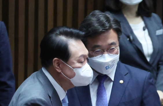 윤석열 대통령이 지난 16일 오전 서울 여의도 국회 본회의장에서 코로나19로 인해 피해를 본 소상공인·자영업자의 보상을 위한 추가경정예산안의 신속한 처리를 요청하는 시정연설을 하기 위해 입장하고 있다. 오른쪽은 더불어민주당 윤호중 공동비상대책위원장. 연합뉴스