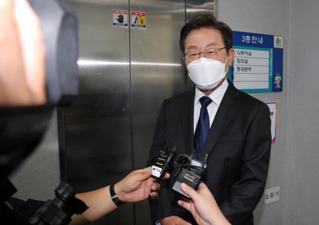 더불어민주당 이재명 인천계양을 국회의원 후보 겸 총괄선거대책위원장이 27일 오전 인천 계양구 계산4동 행정복지센터 사전투표소에서 투표한 뒤 취재진의 질문에 답하고 있다. 연합뉴스