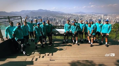 단체 사진 찍는 브라질 축구 대표팀.브라질축구협회 트위터