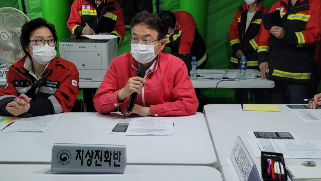 이철우 국민의힘 경북도지사 후보가 28일 오후 울진 산불 현장을 방문해 상황을 살피고 있다. 이철우 후보 캠프 제공