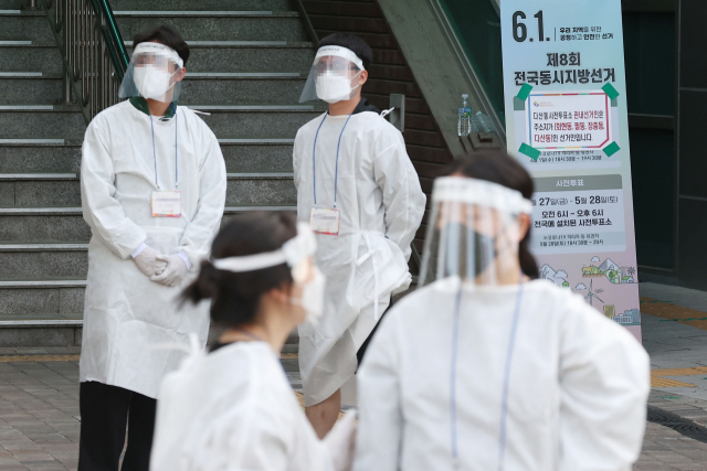 6·1 지방선거와 국회의원 보궐선거의 사전투표 이틀째인 28일 오후 서울 중구 다산동 사전투표소에서 관계자들이 코로나19 확진·격리자 사전투표를 준비하고 있다. 연합뉴스