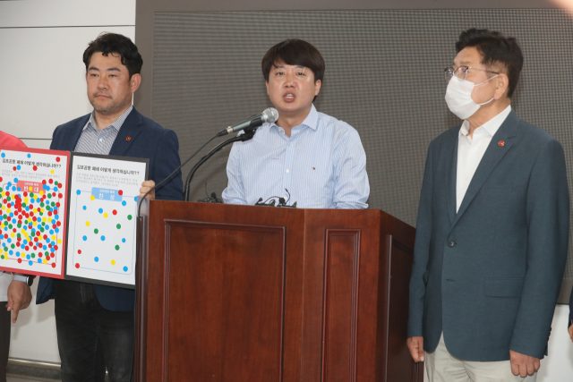 국민의힘 이준석 대표가 28일 오후 제주국제공항 도착층에서 기자회견을 열어 계양을에 출마한 더불어민주당 이재명 후보가 내놓은 김포공항 이전 공약에 대해 비판하고 있다. 연합뉴스