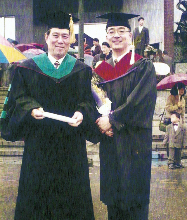 1997년 석사 졸업 당시. 사진 왼쪽이 고 예민해 교수, 오른쪽이 강윤식 교수. 강윤식 교수 제공.