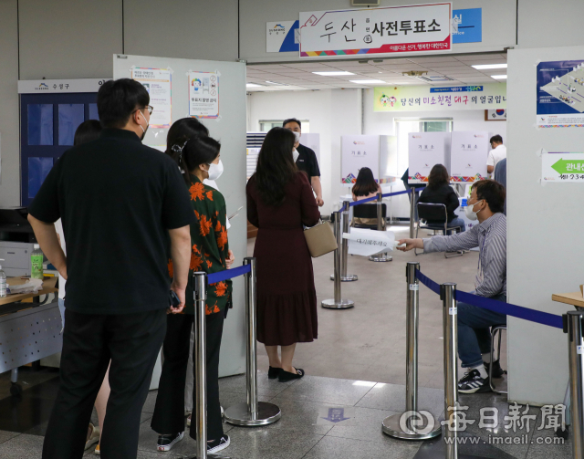 사전투표 마지막 날인 지난 28일 대구 수성구 두산동행정복지센터 투표소에서 유권자들이 투표 차례를 기다리고 있다. 기사내용과 무관함. 매일신문 DB