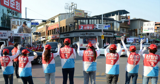지난 26일 예천읍 소재지에서 기초의원 등 후보들의 유세가 진행되고 있지만, 선거운동복을 입은 운동원들을 제외하면 일상복 차림의 일반 유권자는 보기 어렵다. 윤영민 기자