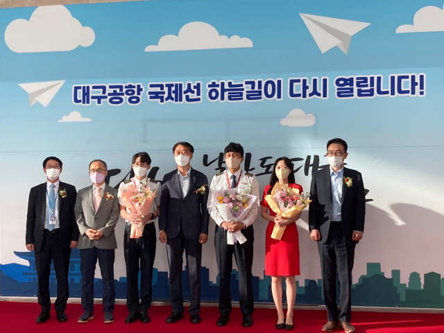 대구시가 지난 28일 대구-베트남 다낭 노선 재취항을 기념해 한국공항공사 대구공항, 티웨이항공 대구지사와 함께 재취항에 나선 승무원들을 격려했다. 대구시 제공.