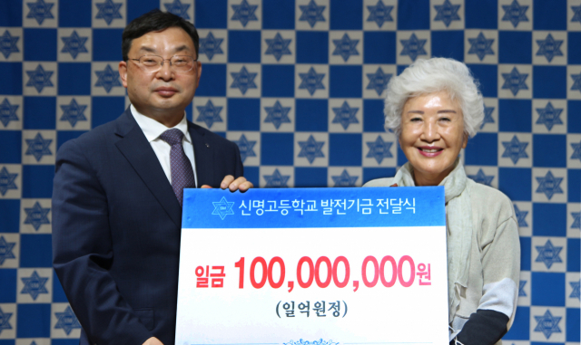 사진 왼쪽부터 황진길 신명고 교장,권옥임 동문(51회 졸업)
