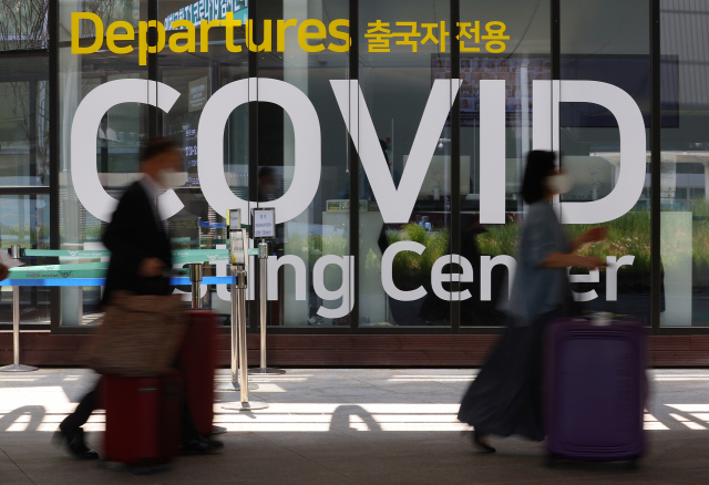 일본 정부의 외국인 관광객 입국 허용 방침 및 입국 절차 간소화 정책에 따라 다음 달 10일부터 일본 단체 관광이 가능해질 전망이다. 사진은 27일 인천국제공항 제1여객터미널 코로나19 검사센터 모습. 연합뉴스