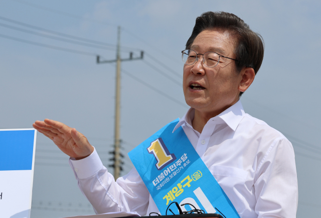 더불어민주당 이재명 인천 계양을 국회의원 보궐선거 후보가 29일 인천 계양구 김포도시철도 기지창 인근에서