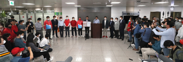 국민의힘 이준석 대표가 28일 오후 제주국제공항 도착층에서 기자회견을 열어 계양을에 출마한 더불어민주당 이재명 후보가 내놓은 김포공항 이전 공약에 대해 비판하고 있다. 연합뉴스