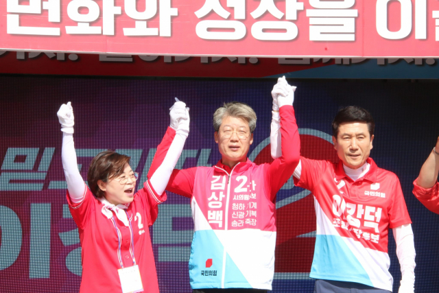 김정재 국민의힘 의원(포항북·왼쪽)이 지난 26일 포항을 찾아 이강덕 포항시장 후보(오른쪽), 김상백 포항시의원 후보와 합동 유세를 하고 있다. 김정재 의원 페이스북