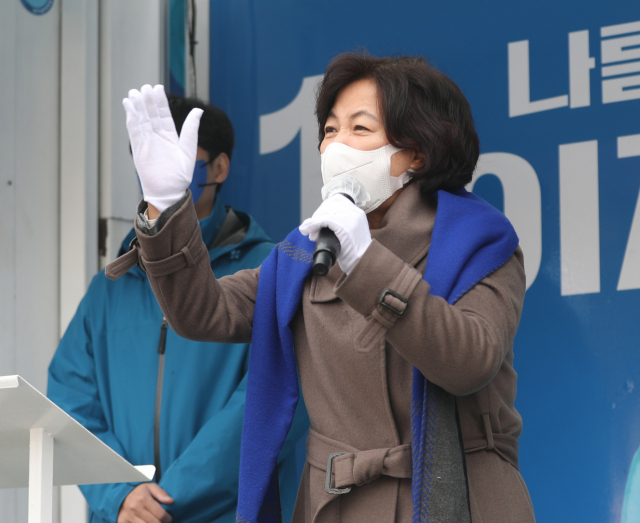 추미애 전 법무부 장관이 지난 3월 4일 오전 울산시 동구 대송농수산물시장 앞에서 이재명 후보 지지를 호소하고 있다. 연합뉴스