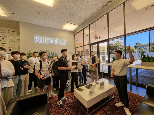 실리콘밸리 기업지원기관 플러그 앤 플레이(PLUG AND PLAY)에서 관계자 설명을 듣는 4차산업혁명 청년체험단. 채원영 기자