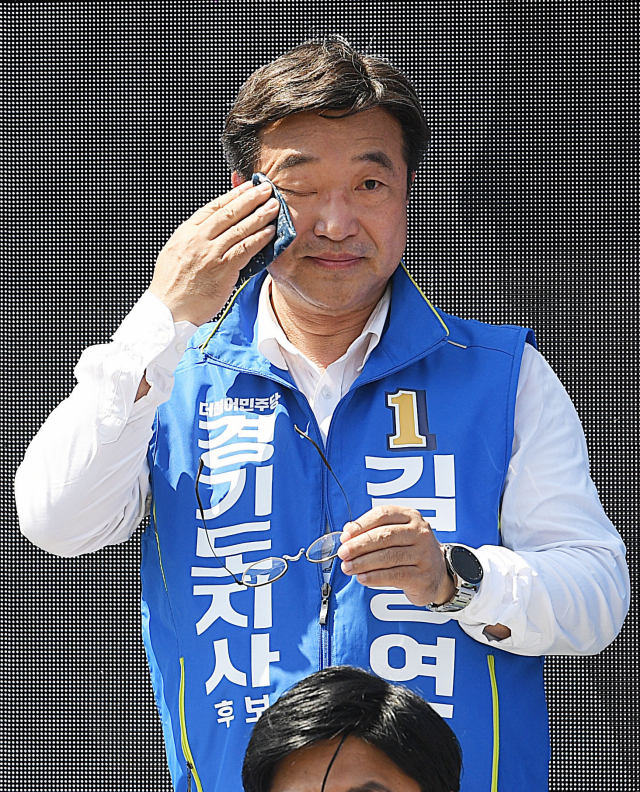 더불어민주당 윤호중 공동비상대책위원장이 29일 경기 용인시 용인중앙시장 앞에서 백군기 용인시장 후보 지원 유세를 하던 중 땀을 닦고 있다. 연합뉴스
