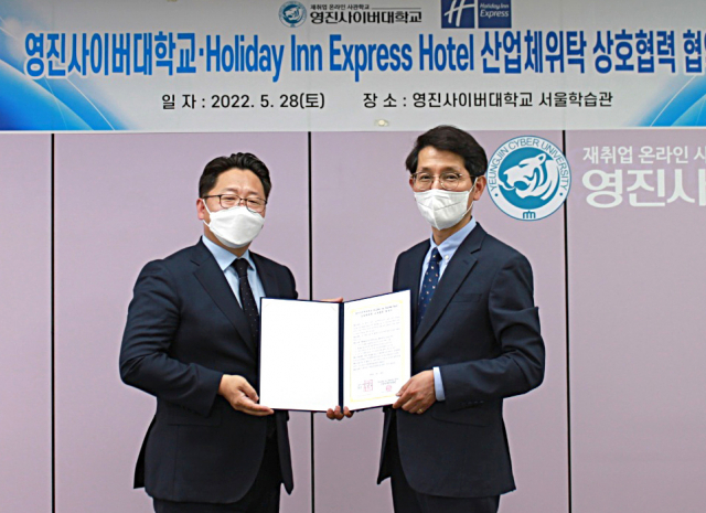 영진사이버대와 홀리데이 인 익스프레스는 28일 서울학습관에서 산학협약을 체결했다. 영진사이버대 제공