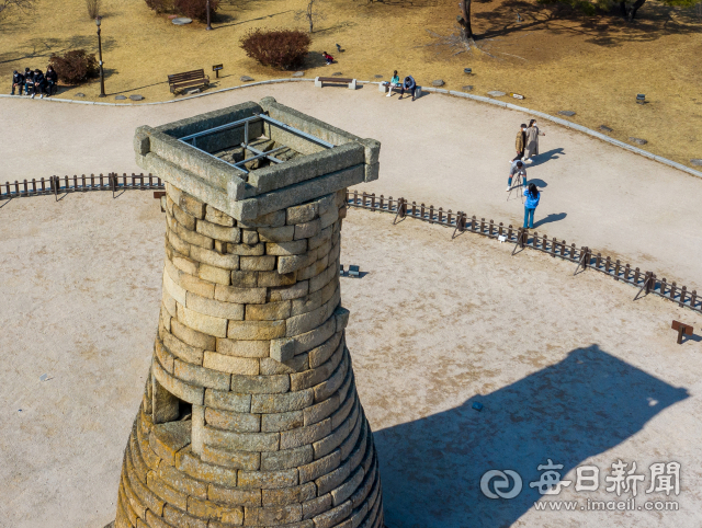 건축 구조를 연구한 결과 첨성대 돌의 갯수와 쌓아올린 단의 수 등은 계획적이며, 둥근 몸통부 곡률은 계절변화에 따른 밤낮 길이와 일치하는것으로 밝혀졌다. 김태형 선임기자 thk@imaeil.com