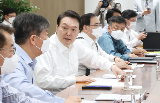 코로나19 손실 보상을 위한 추가경정예산안 집행을 앞둔 30일 오전 윤석열 대통령이 서울 용산 대통령실 청사에서 열린 수석비서관회의에서 김대기 비서실장과 대화하고 있다. 연합뉴스