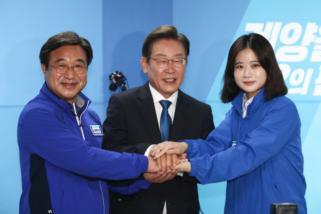 더불어민주당 이재명 인천계양을 국회의원 후보 겸 총괄선대위원장과 윤호중·박지현 공동상임선대위원장이 30일 인천 계양구 이재명 후보 캠프 사무실에서 합동 기자회견을 마친 뒤 손을 맞잡은 채 포즈를 취하고 있다. 연합뉴스