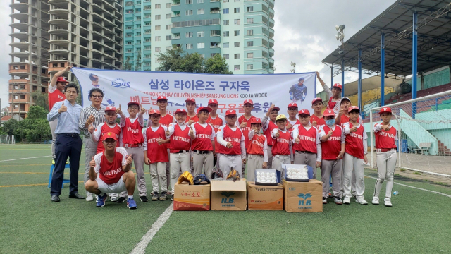 29일 삼성라이온즈 구자욱이 보낸 야구 용품 후원을 받은 베트남 유소년 야구팀. 권동혁 베트남 사이공 스톰 감독 제공