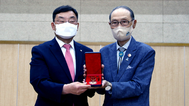 차보석 지사의 조카인 차영조(오른쪽) 씨가 차 지사의 건국훈장 애족장을 대구 신명고 황진길 교장에게 기증하고 있다.